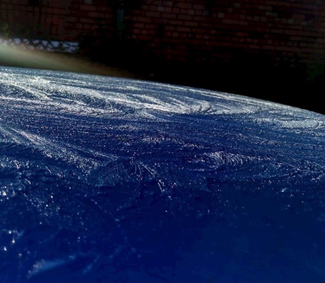 Zaleđena površina auta izgleda kao Zemlja slikana iz svemira...