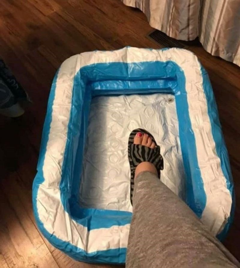 11. "Prema opisu u oglasu, ovo bi trebao biti bazen za četveročlanu obitelj."