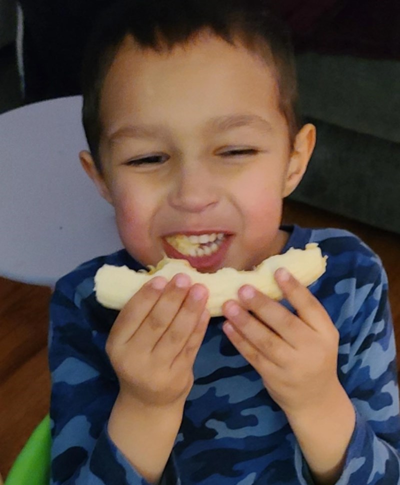 2. Ovako moj sin jede bananu.