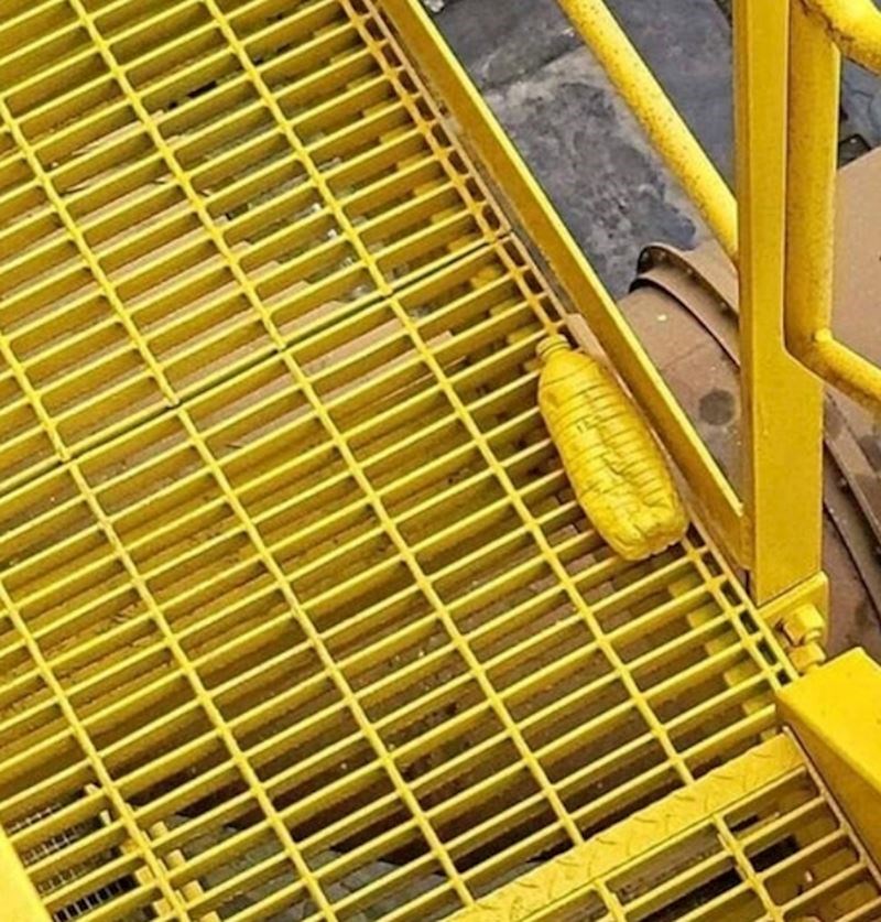 8. Čak su i bočicu obojili u žuto