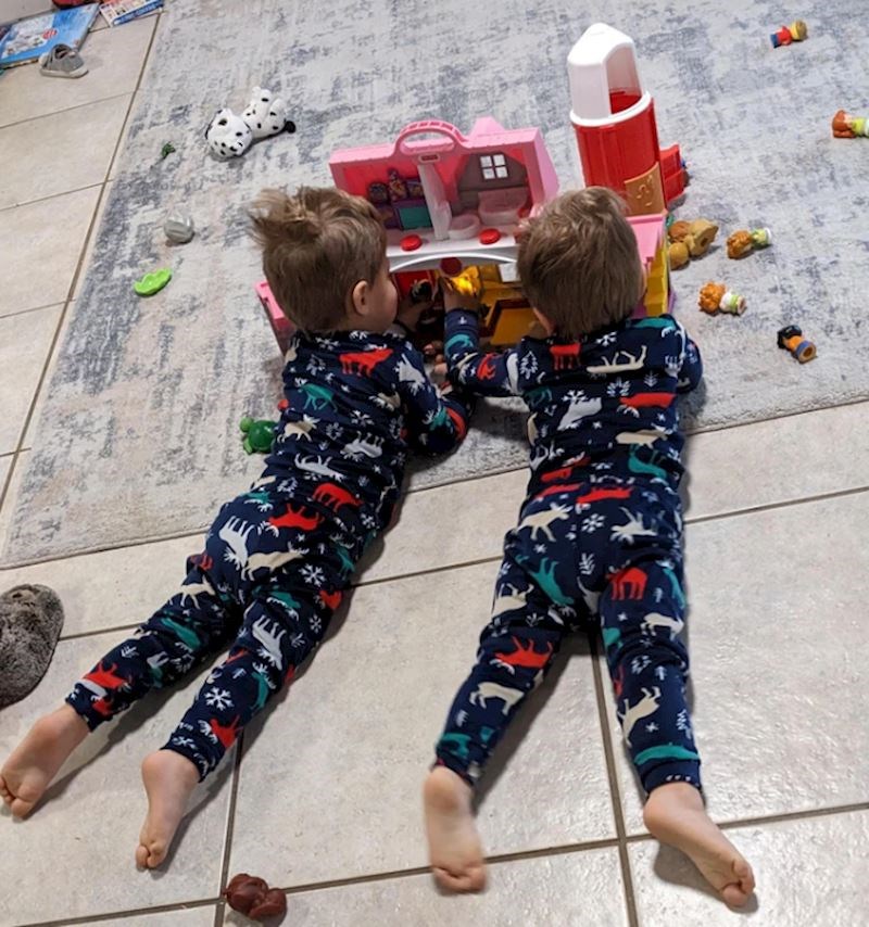 7. Kako se samo igraju zajedno