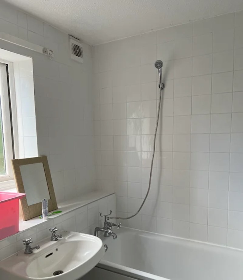 2. "Kupaonica moje prijateljice. Nije mi jasno tko je mislio da je ovaj držač za tuš dobro pozicioniran..."