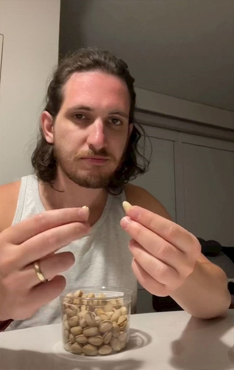 Pistacija se najlakše otvara ljuskom već otvorenog pistacija