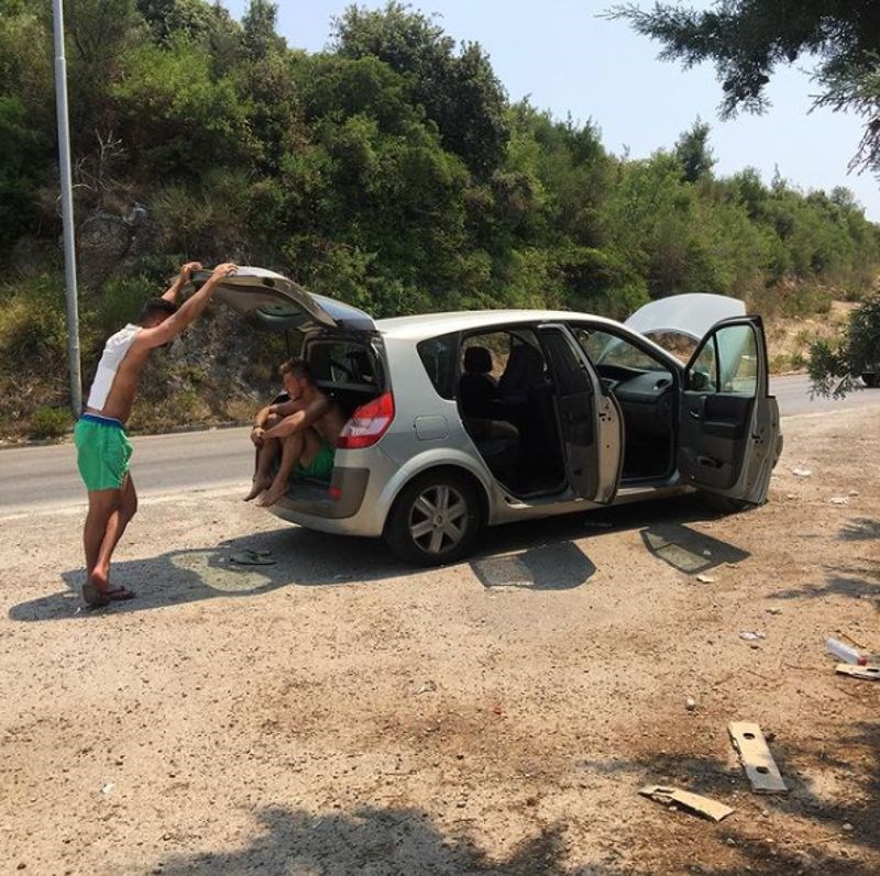 7. "Pokvario nam se auto na planini dok smo putovali na odmor. Satima smo čekali da nam netko dođe pomoći."