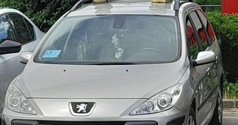 Netko je na parkiralištu na jednom autu uočio urnebesan ukras, fotka je nasmijala ljude na Fejsu