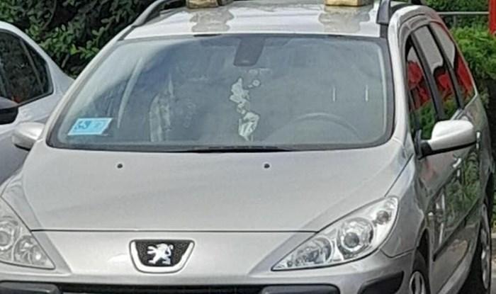 Netko je na parkiralištu na jednom autu uočio urnebesan ukras, fotka je nasmijala ljude na Fejsu
