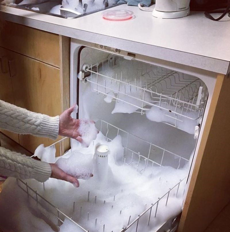 5. "Stavio je detrdžent za pranje suđa u perilicu, a ne sredstvo koje je namijenjeno perilici. Sad trebam nekako srediti ovaj kaos..."