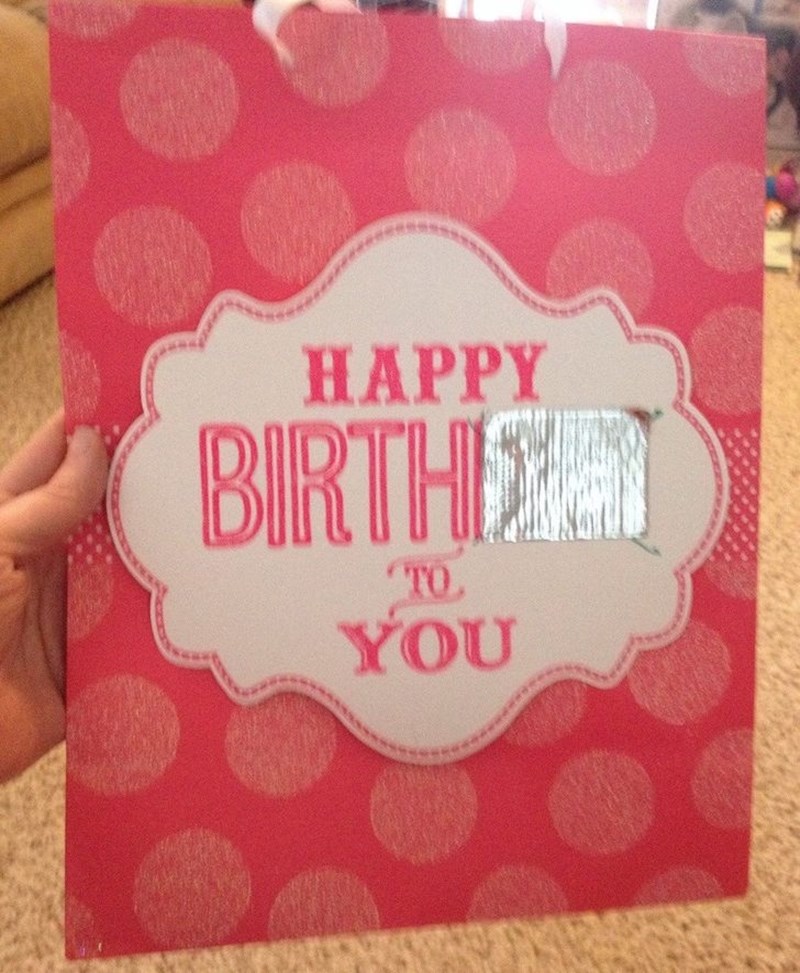 "Moj muž je trebao kupiti čestitku za prijateljicu koja je nedavno rodila. Kupio je pogrešnu čestitku, ali se snašao. Na kraju smo se svi dobro nasmijali"