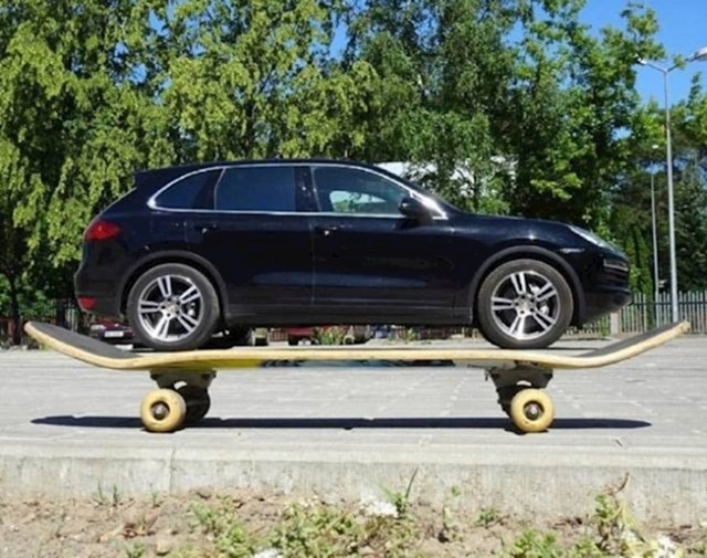 Automobil na ogromnom skateboardu?