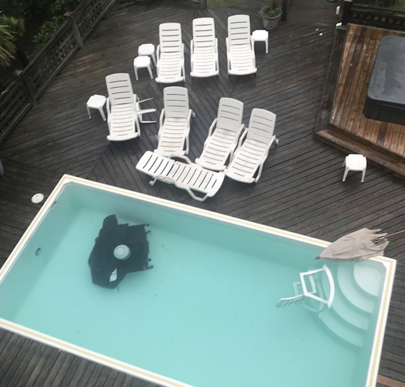 "Evo kako izgleda dvorište nakon jake kiše i vjetra. Plastične ležaljke se gotovo nisu ni pomaknule, ali je zato roštilj završio u bazenu"