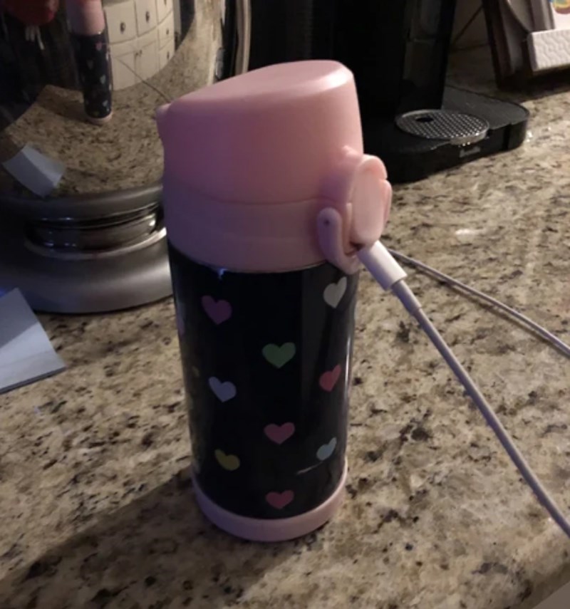 16. Moja kćer misli da se ovako puni bočica vode...