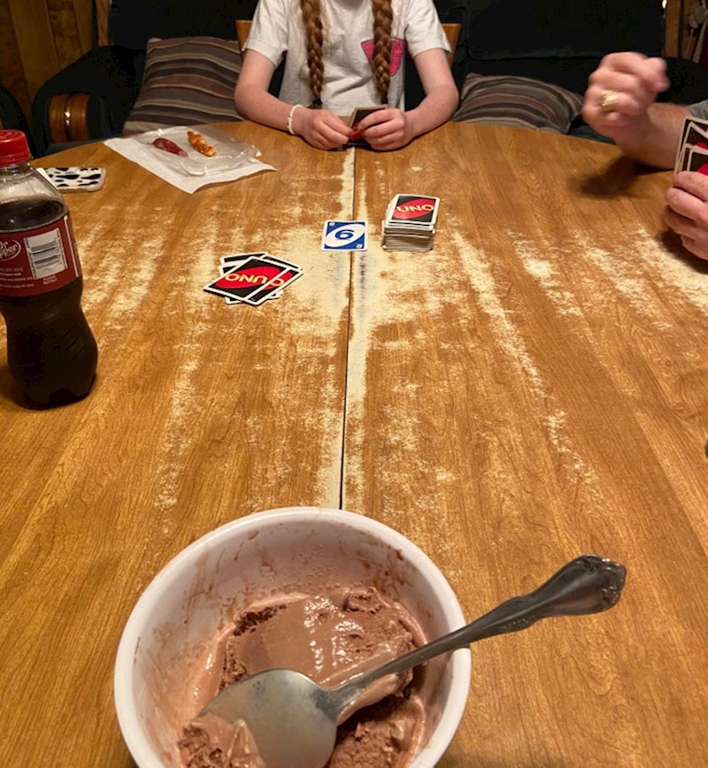 13. "Ovaj stol star je više od 50 godina, a "preživio" je brojne igre, zabave, i gotovo sve važne obiteljske događaje"