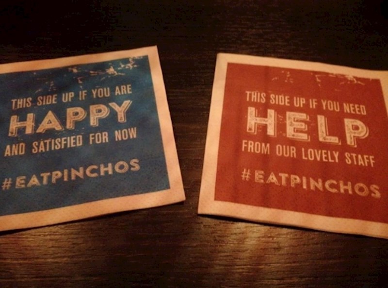 Ovisno o okrenutoj strani, osoblje zna treba li poslužiti goste ili ne