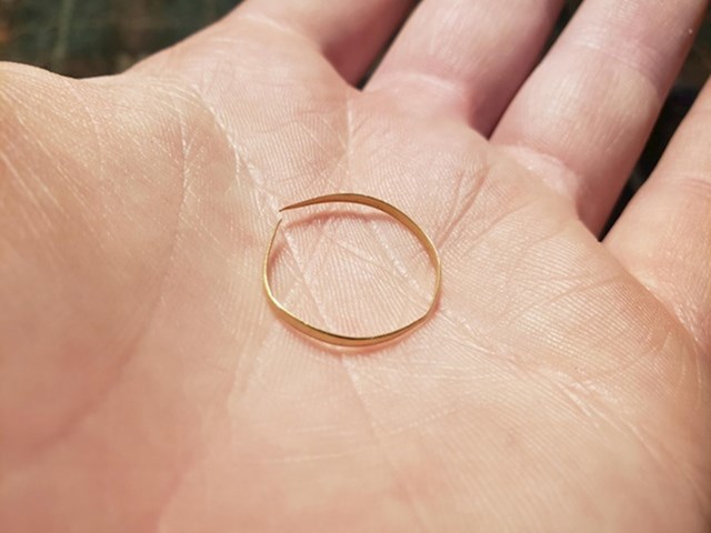 "Ovako izgleda vjenčani prsten mog djeda. Djed ga nije skinuo više od 50 godina, kada je preminuo smo uzeli prsten za uspomenu"