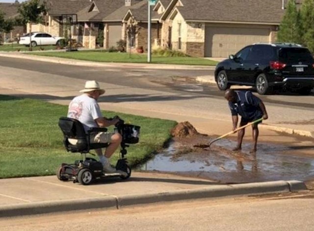 "Jedan naš susjed je odlučio očistiti pločnik kako bi se stariji susjed mogao u kolicima voziti po kvartu"