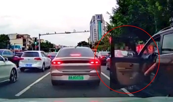 Video: Vozač usred gužve na semaforu otvorio vrata auta, nećete vjerovati zašto je to učinio