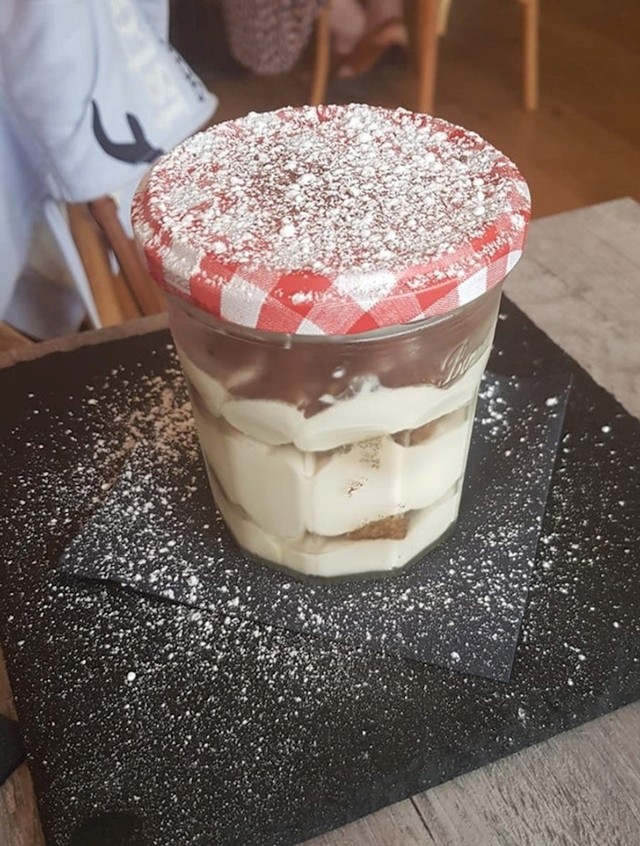 8. Zašto su posipali šećer na poklopac, a ne na desert?