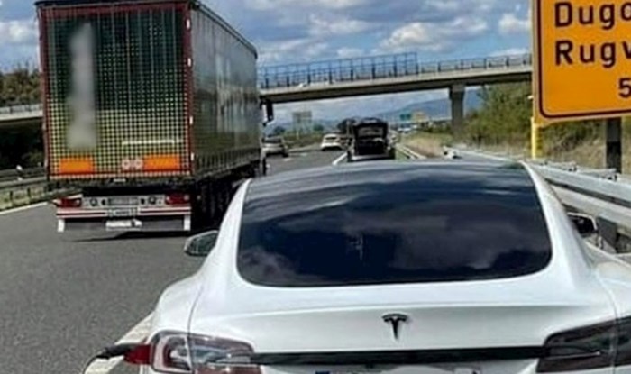 Prizor s autoceste kod Zagreba je postao hit na Fejsu, pogledajte zašto se ljudi smiju vozaču Tesle