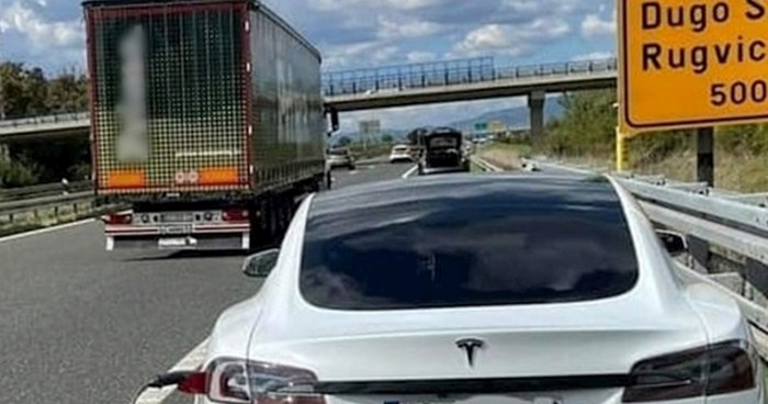 Prizor s autoceste kod Zagreba je postao hit na Fejsu, pogledajte zašto se ljudi smiju vozaču Tesle
