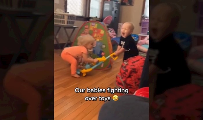 Urnebesan video pokazuje što se događa svaki put kad se ovi klinci svađaju oko igrački, hit je!