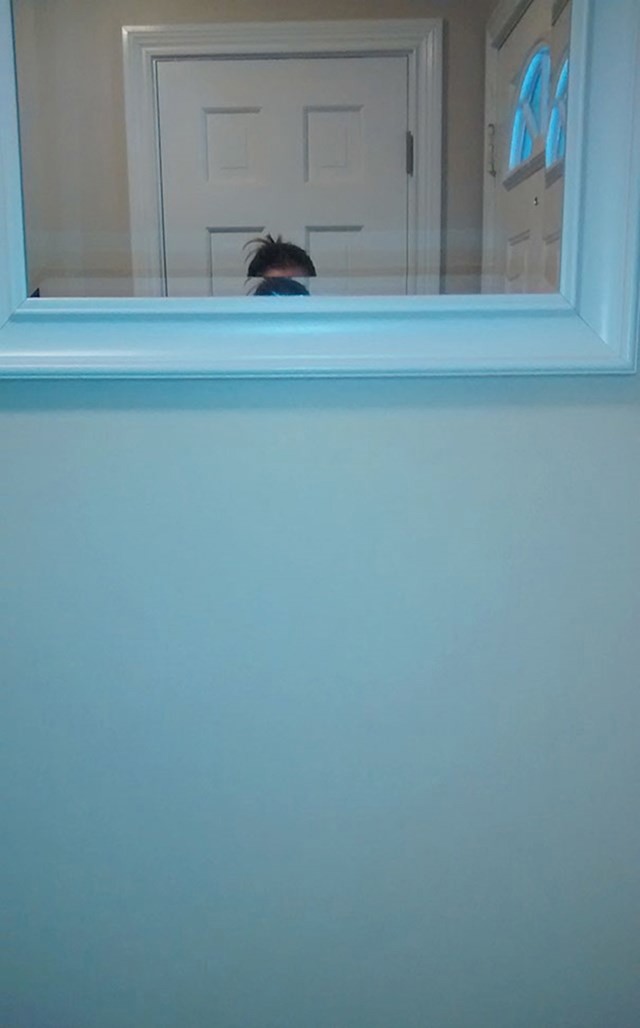 Namjestio je ogledalo u kupaoni prema svojoj mjeri, ne sjetivši se svoje nešto niže supruge.