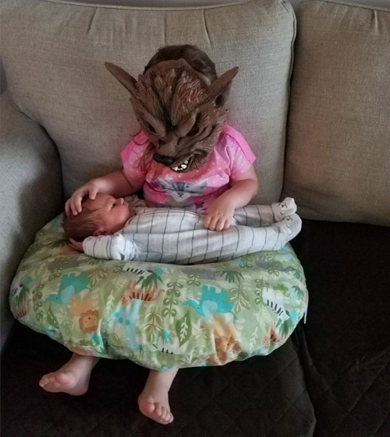 Inzistirala je da drži brata, ali samo dok na licu ima ovu masku