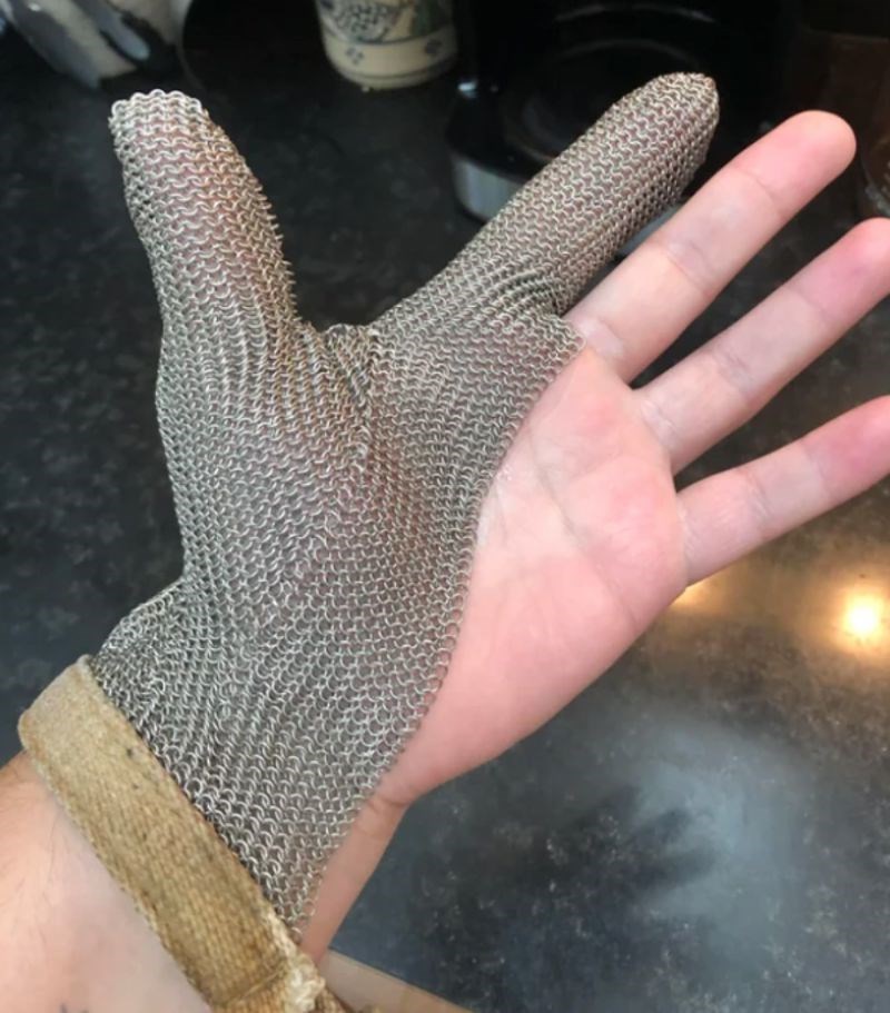 11. "Kakva je ovo djelomična rukavica s lančanom oklopom?''