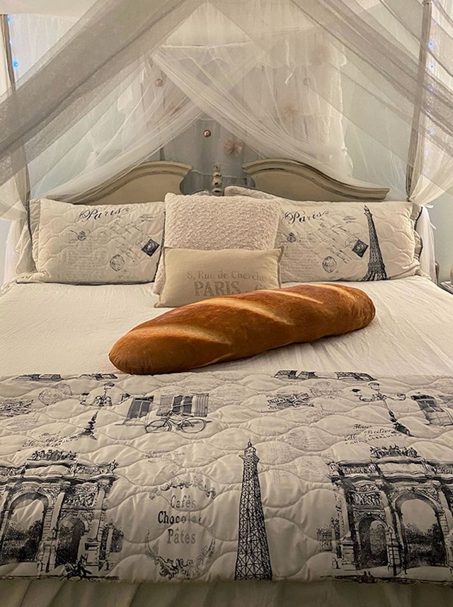 10. "Žena je uredila spavaću sobu u pariškom stilu pa sam dao svoj doprinos i kupio jastuk u obliku baguettea"