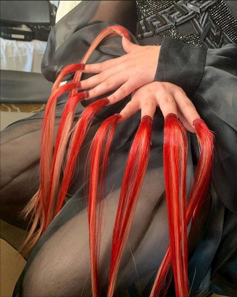 2. Ekstenzije na noktima??