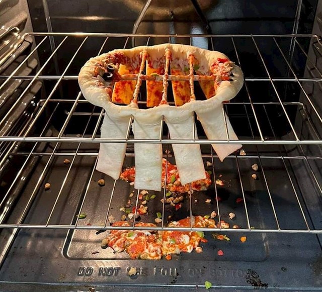 1. "Moj prijatelj je ovako stavio peći zaleđenu pizzu i onda se začudio kad se ovo dogodilo"