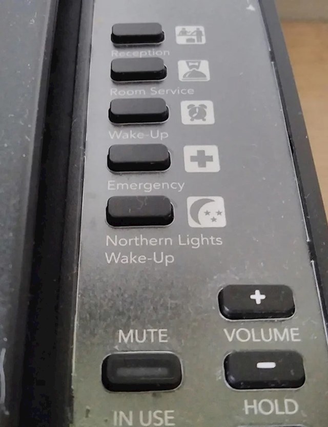 Ovo je telefon iz jednog hotela na Islandu. Osim uobičajenih, sadrži i tipku za buđenje ako se na nebu vide polarna svjetla.