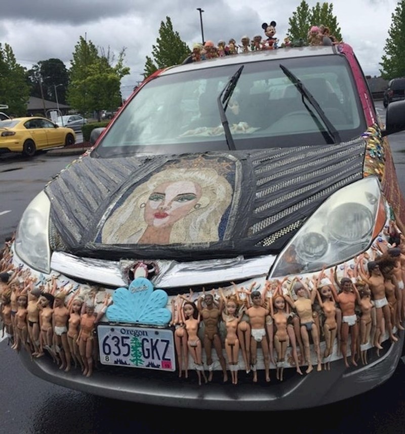 7. Netko očito jako voli Barbie i male figurice...