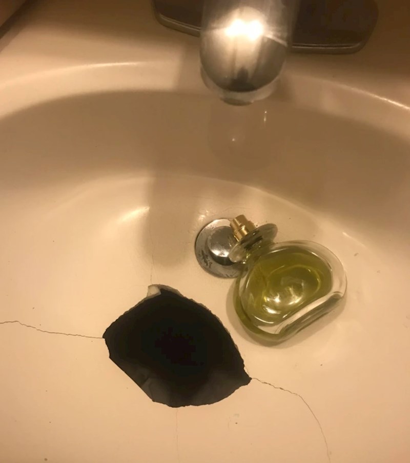 4. "Parfem mi je pao u umivaonik koji je zbog udarca puknuo"