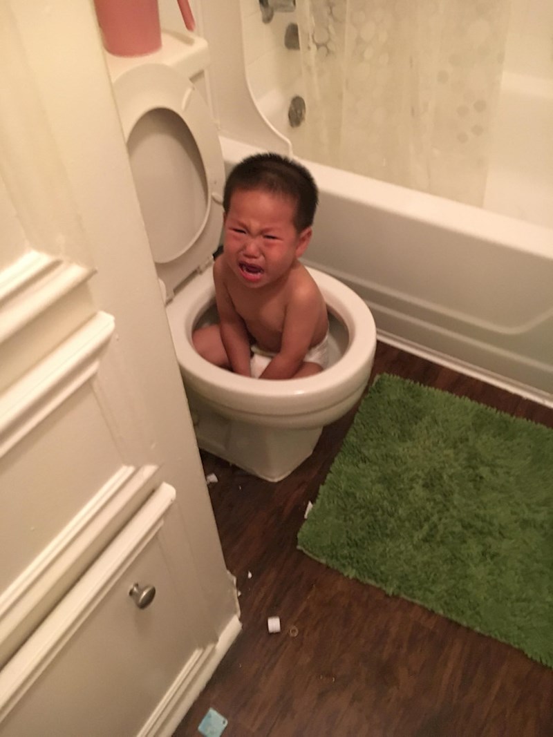 1. "Odjednom smo čuli buku i pronašli mog malog brata u kupaonici. Nije mi jasno kako se uopće ugurao unutra"