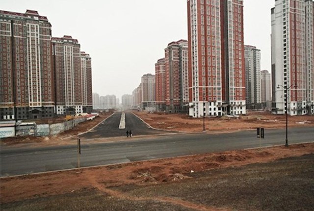 Kina ima više gradova duhova. Napravljeni su kako bi oslobodili druge pregusto naseljene gradove, no najčešće su preskupi pa se nitko ne preseli u njih.