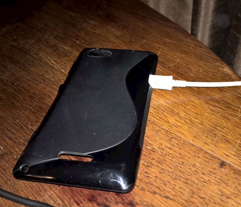 "Brat je pokušao prevariti mamu i tatu pa je "ostavio" mobitel da se puni dolje u kuhinji, a zapravo je uzeo mobitel sa sobom"