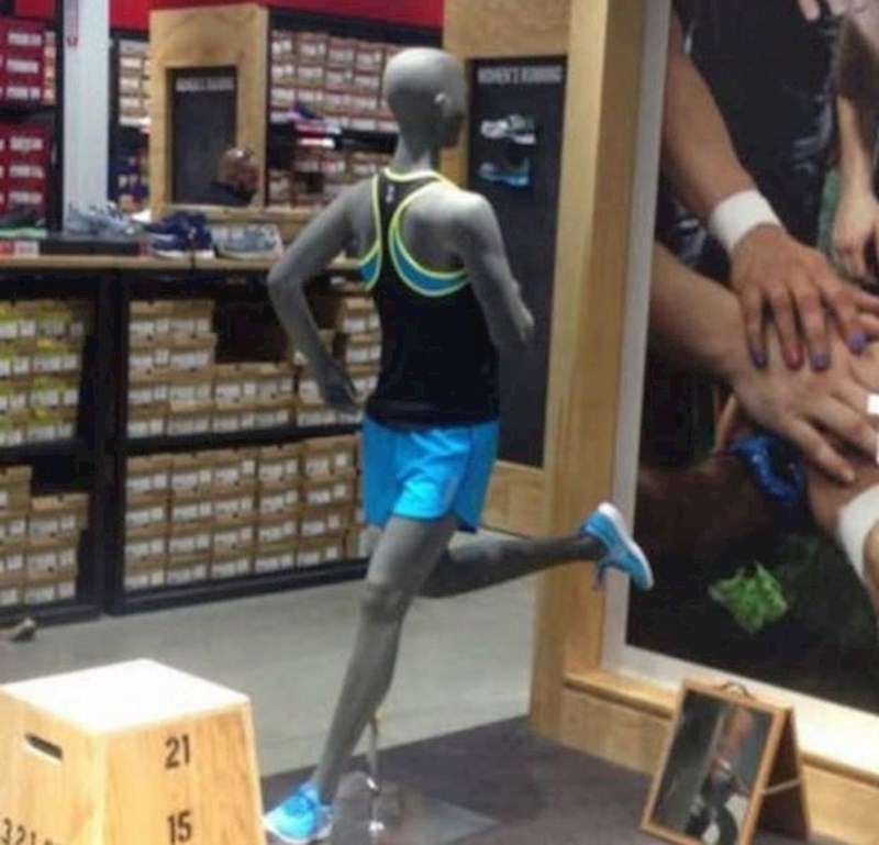 Premda se radi o lutki, izgleda bolno.