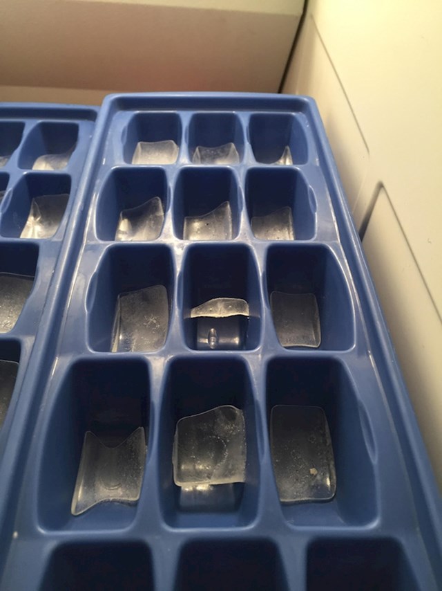 1. "Kad moja cimerica natoči vodu u kalupe za led, to najčešće ovako izgleda..."
