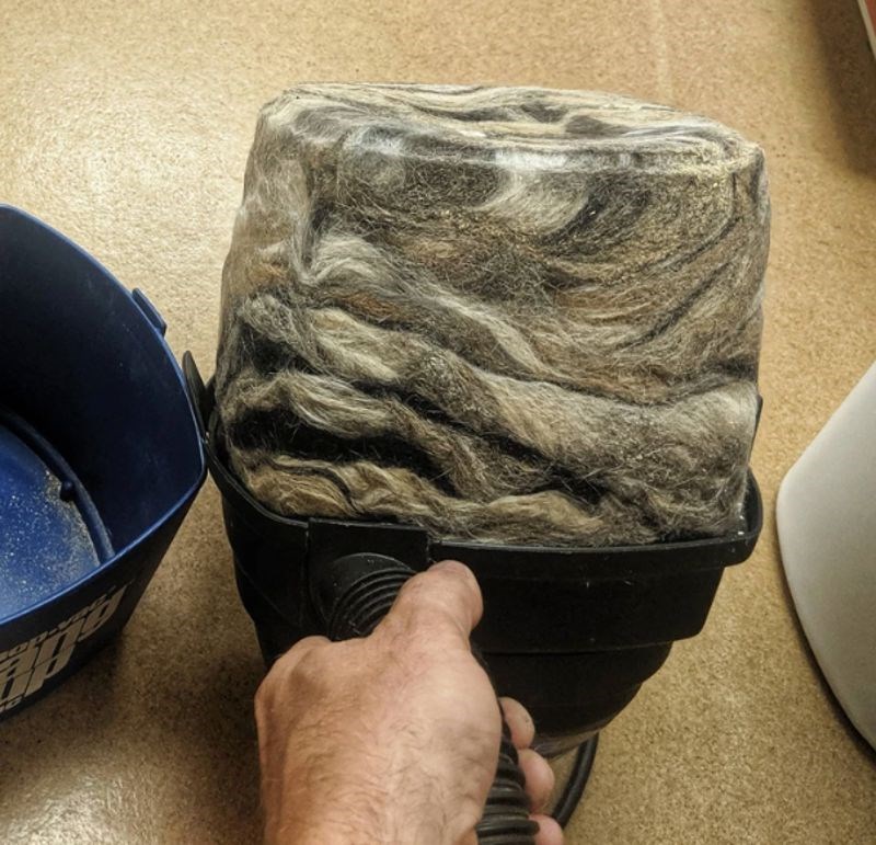 8. Ljudi su zvali servisera da im ne radi usisavač. Kad je majstor došao na "mjesto nesreće", dočekao ga je pravi prizor...