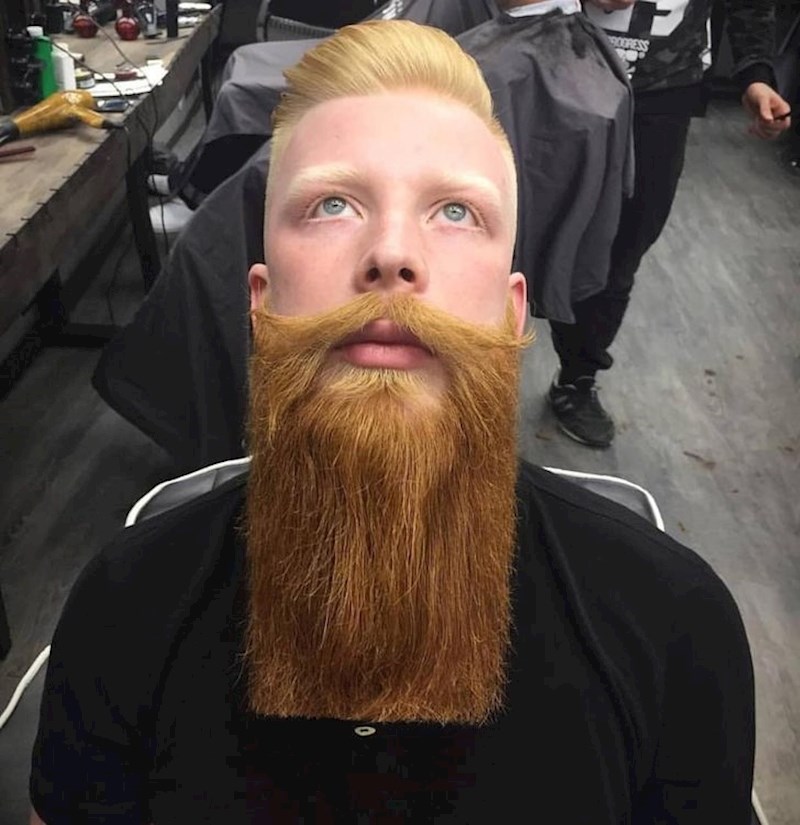 4. "Kad biste mi orekrili bradu izgledao bih kao da idem u osnovnu školu, a ako mi prekrijete 'dječačke' oči izgledam kao da imam 30"