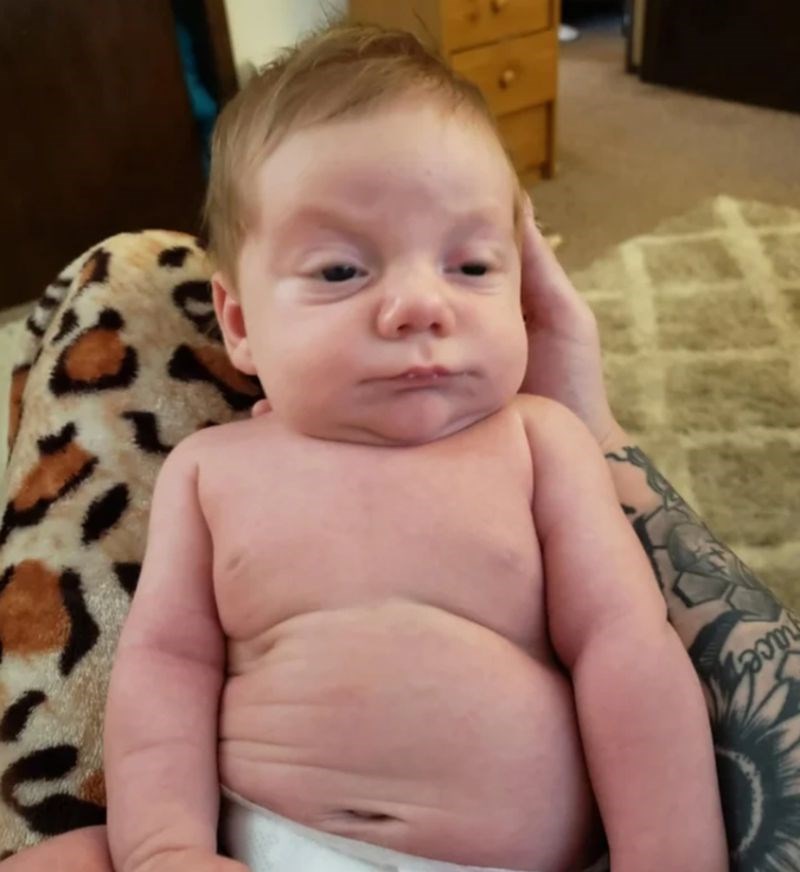 9. "Moj bebač je već s mjesec dana jako volio osuđivati druge oko sebe."