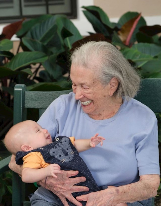 1. "Moja baka ima 93 godine i ovo je bio prvi put kad je upoznala svog praunuka. Mislim da je to bila ljubav na prvi pogled"
