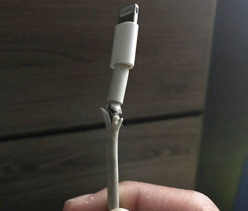 "Tražili su nas da im posudimo punjač da napune mobitel preko noći i ovakvog nam ga vratili"