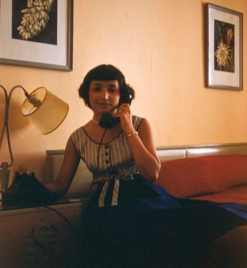 9. "Baka u hotelskoj sobi zadnji dan na godišnjem odmoru 1940. godine."