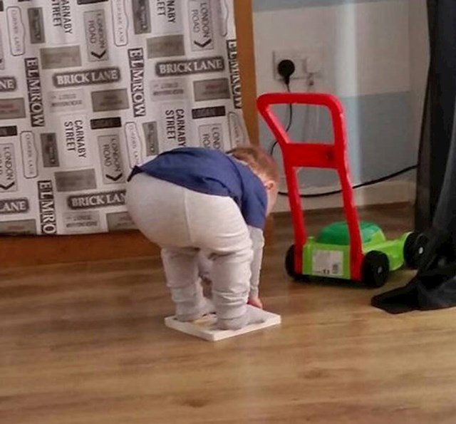 "Stao je na knjigu i onda me pitao zašto je knjiga tako teška..."
