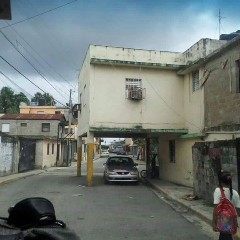 9. Odlučili smo nadograditi kuću i zauzeli pola ulice...