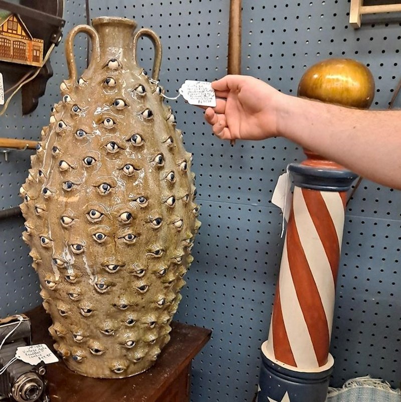 6. Ne možemo zamisliti da bi itko htio kupiti ovu vazu, ali možda smo u krivu