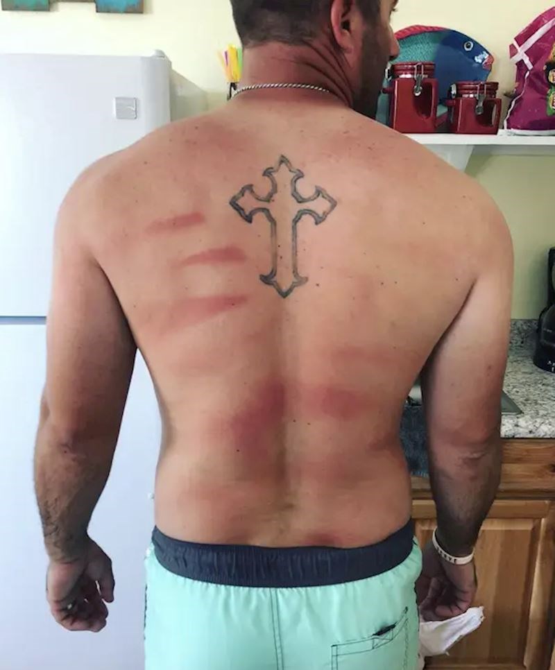 5. "Rekla je da mi je stavila kremu za zaštitu preko cijelih leđa. Ne bi se baš reklo iz priloženog..."