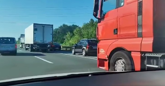 Hit video: Vozili po zaustavnoj traci pa su ih vozači kamiona odlučili naučiti pameti