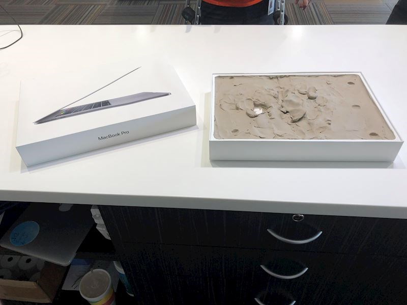 12. "Naručio sam loptop, a stiglo mi je ovo."